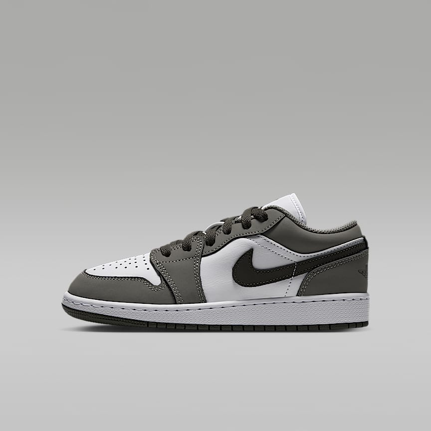 Air Jordan 1 Mid Older Kids' Shoes. Nike IL